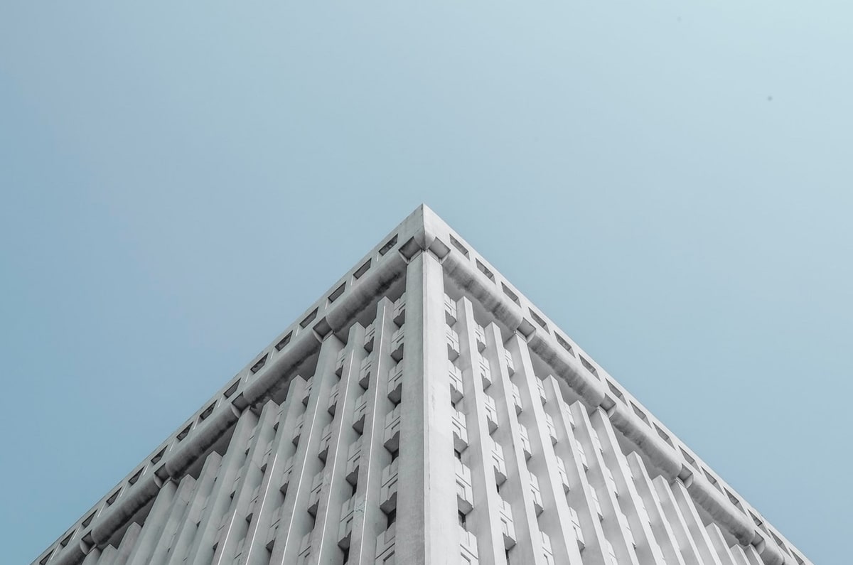 很沮丧!东契奇左腿筋不适回更衣室时 怒踢场边广告牌